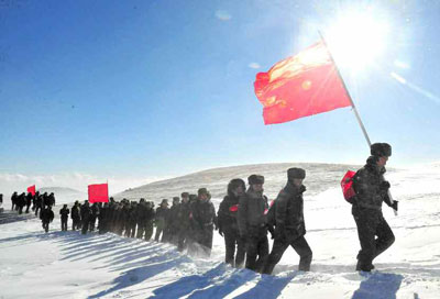 북한 노동당원들이 백두산을 행군하고 있다.