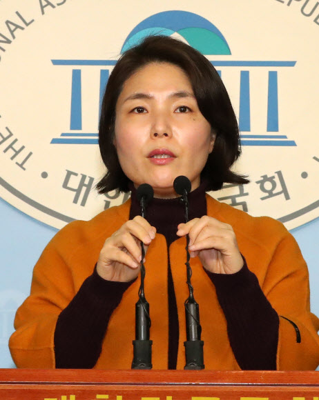 공천 부적격 기준 발표하는 전희경