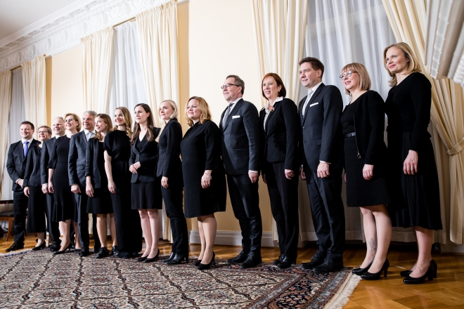 10일(현지시간) 임기를 시작한 산나 마린(왼쪽 여덟 번째) 핀란드 신임 총리가 헬싱키 국가평의회에서 새로 임명된 각료와 기념촬영을 하고 있다. 34세의 마린 총리는 핀란드의 세 번째 여성 총리로, 19명의 장관 중에 12명을 여성으로 임명했다. 그는 이 자리에서 “모든 아이가 원하는 것이 될 수 있고, 모든 사람이 안전하고 행복하게 살아갈 수 있는 나라가 되길 원한다”고 말했다. 핀란드 국가평의회 홈페이지