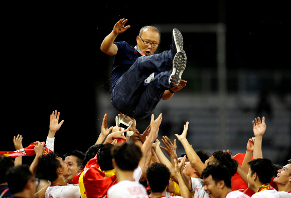 Os jogadores de futebol sub-22 do Vietnã venceram o técnico Park Hang-seo após conquistar a medalha de ouro ao derrotar a Indonésia na final do futebol masculino dos Jogos do Sudeste Asiático (SEA), realizada no Rizal Memorial Stadium em Manila, Filipinas, no dia 10.  Manila Reuters Yonhap News