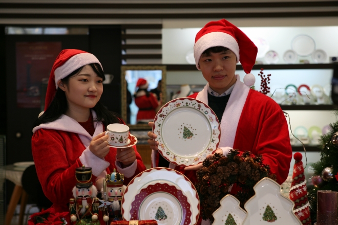 11일 서울 동대문구 한국도자기 사옥에서 직원들이 넛크래커와 홀리리스 등 다양한 크리스마스 식기 선물세트를 선보이고 있다. 한국도자기 제공