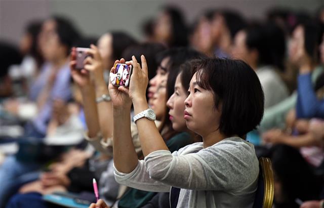최근 서울 강남에서 한 사교육 업체가 연 입시 전략 설명회에서 학부모들이 영상 자료를 휴대전화로 찍고 있다. 박윤슬 기자 seul@seoul.co.kr