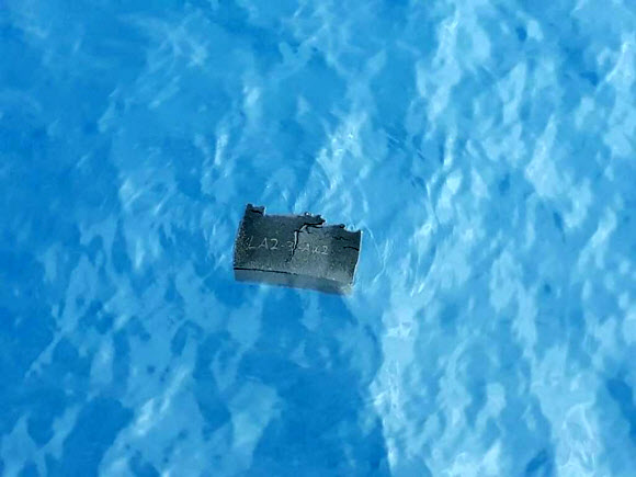 칠레 공군이 지난 9일(이하 현지시간) 남극 기지로 가던 중 실종된 공군 수송기의 잔해로 보이는 스펀지가 떠다니는 것을 발견했다며 공개했다. 칠레 공군 제공 EPA 연합뉴스 