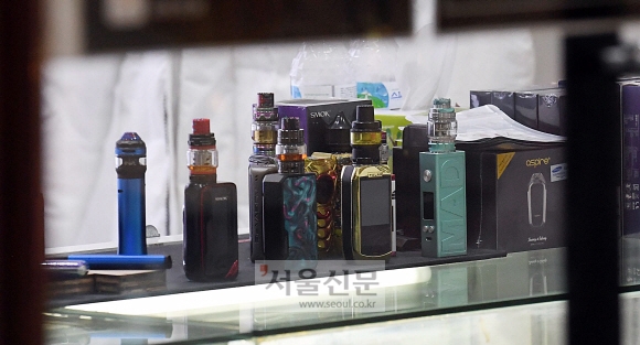 보건당국이 12일 액상형 전자담배의 성분 분석결과를 발표한 가운데 서울 한 전자담배 매장 매대에 액상형 전자담배가 진열되어 있다. 2019. 12. 12 정연호 기자 tpgod@seoul.co.kr