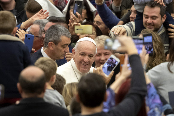 바티칸이 가난한 사람들을 돕기 위한 기부금 가운데 90%를 재정적자를 메꾸는데 전용했다는 주장이 제기됐다. 사진은 프란치스코 교황이 지난 11일 바티칸의 바울 6세 홀을 방문한 일반인들과 담소를 나누는 모습. 바티칸 AP 연합뉴스