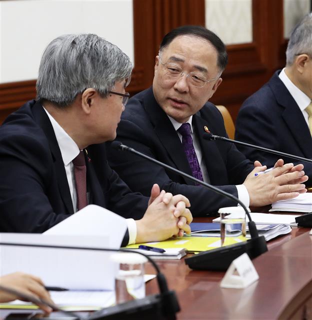 고용노동부 장관과 대화하는 홍남기 경제부총리