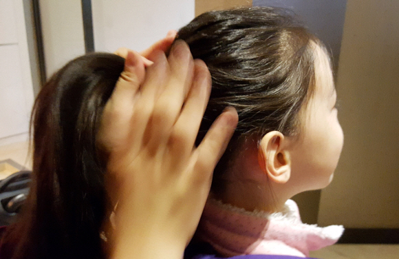 딸내미 머리 묶어 주는 게 이렇게 힘든 건지 몰랐다. 동그란 빗으로 머리를 고정시키고 고무줄을 묶는 건 절대 불가였다. 얇은 빗으로만 가능했다.