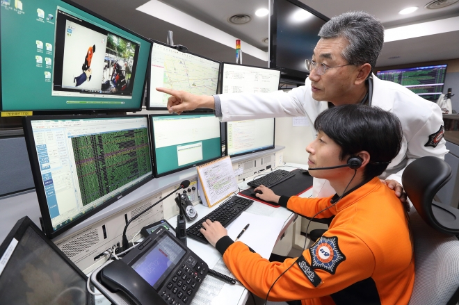 서울 종합방재센터 119 영상신고 센터에서 상황실 직원이 응급 신고자와 5G 영상통화를 하고 있다.  KT제공