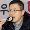 [포토] 국회 농성 사흘째… 김밥 한 줄로 아침식사하는 황교안 대표