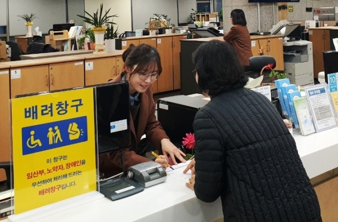 지난 11일 용산구청 종합민원실 사회적 약자 배려창구에서 구청 직원이 한 주민의 민원 업무처리를 하고 있는 모습. 용산구 제공