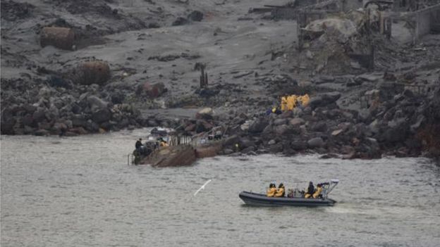 뉴질랜드 구조대 대원들이 13일 화이트섬의 선착장 바위에 올라 시신 수습을 준비하고 있다. 뉴질랜드 경찰 제공 영국 BBC 홈페이지 캡처
