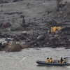 뉴질랜드 화산 참변 물 위에서 시신 한 구 발견, 잠수부 이틀째 수색