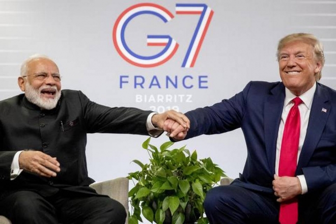 도널드 트럼프(오른쪽) 미국 대통령과 나렌드라 모디 인도 총리가 지난 8월 26일 프랑스 비아리츠에서 열린 주요 7개국(G7) 정상회의에서 웃으며 손을 맞잡고 있다. 비아리츠 AP 연합뉴스