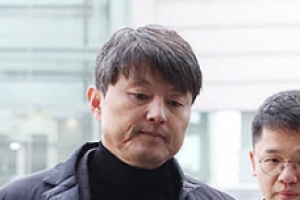 공소장 속 유재수…검찰 “책 100권 강매·동생 취업 청탁…막강한 영향력 이용”