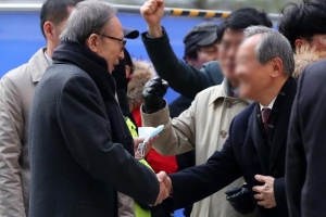 [포토] 지지자들과 인사 나누며 법정 향하는 MB