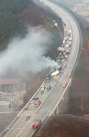 ‘차량 수십대 추돌 이어 화재’ 마비된 상주-영천고속도로