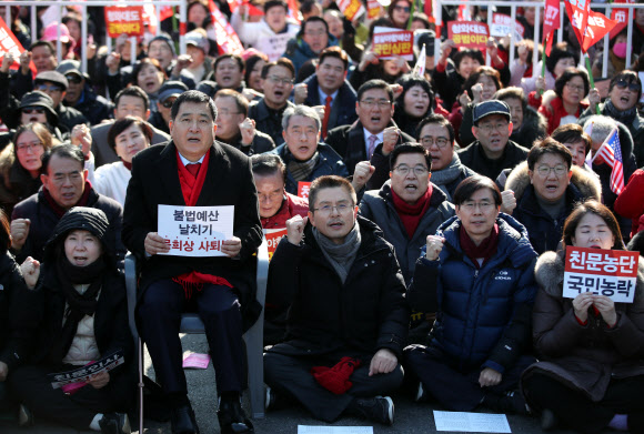 장외투쟁 집회 이어가는 자유한국당