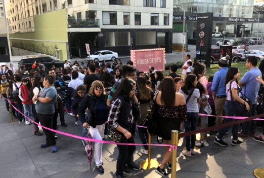 ‘하우스 오브 BTS’ 입장 기다리는 멕시코 팬들