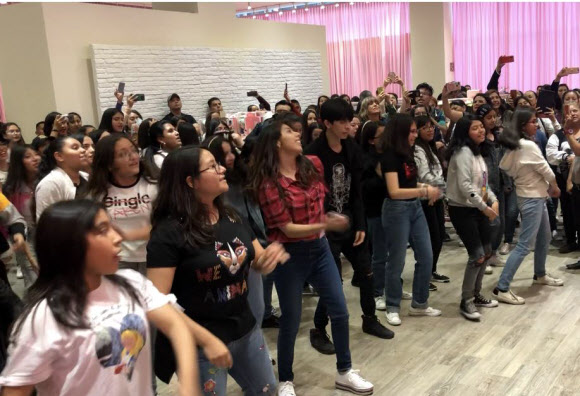 BTS 춤과 노래 따라 하는 멕시코 팬들  멕시코 멕시코시티에 문을 연 방탄소년단 팝업스토어 ‘하우스 오브 BTS’에서 14일(현지시간) 팬들이 뮤직비디오에 맞춰 BTS의 춤과 노래를 함께 하고 있다. 2019.12.15 연합뉴스