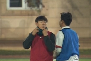 ‘뭉쳐야 찬다’ 안정환vs신태용, 레전드 매치 “저렇게까지 열심히?”