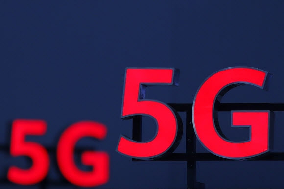 미국 2위 통신업체 AT&T가 미 10개 도시에서 5G 서비스를 시작했다. 사진은 중국 통신장비업체 화웨이가 지난 10월 15일 스위스 취리히에서 주최한 제10차 글로벌 모바일 광대역 포럼에 전시된 5G 로고. 취리히 AFP 연합뉴스