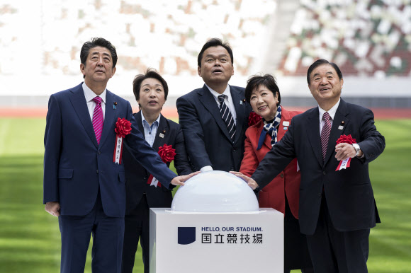 도쿄올림픽 주경기장 완공식에 참석한 아베 일본 총리