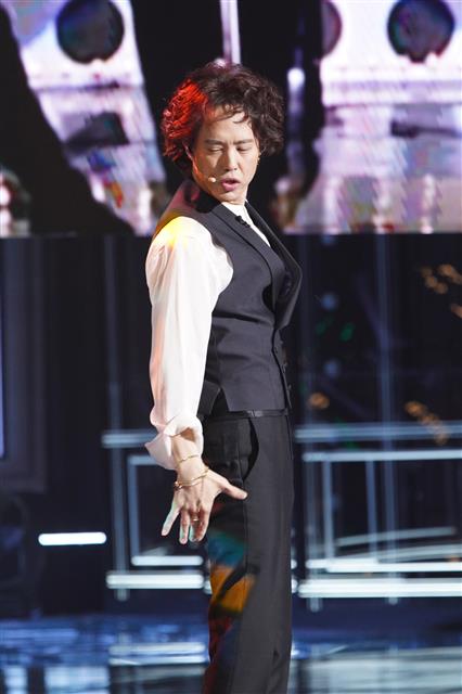 지난 6일 JTBC ‘슈가맨 3’에 ‘90년대 지드래곤’이라는 별칭으로 관심을 끈 가수 양준일이 출연해 큰 화제를 낳았다. JTBC 제공