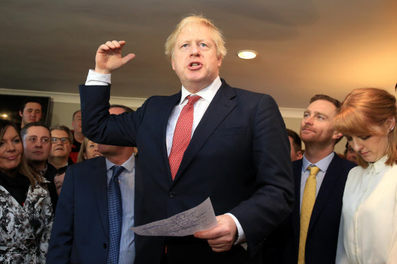 보리스 존슨(가운데) 영국 총리가 지난 14일(현지시간) 이번 총선에서 승리한 세지필드를 방문해 발언하고 있다. 세지필드 AFP 연합뉴스