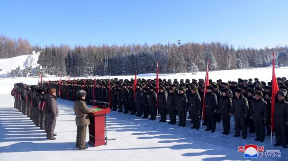 북한 전국 당 선전 간부들이 도열한 가운데 한 간부가 발언하고 있다. 조선중앙통신은 전국 당 선전 간부들이 지난 14일 삼지연 혁명전적지를 답사한 후 결의 모임을 진행했다고 15일 보도했다. 연합뉴스