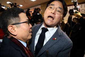 박용진 “유치원 3법 우선 처리”…한국당 농성장 앞에서 충돌