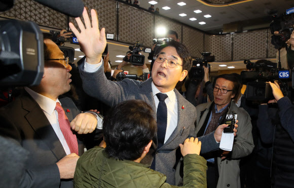 한국당 관계자에게 항의받는 민주당 박용진