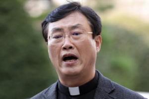 [포토] 조영대 신부 “12·12오찬 전두환 구속하라”