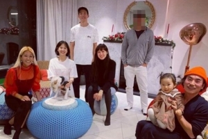 공효진, 윤승아-김무열 부부와 연말 모임 [SSEN컷]