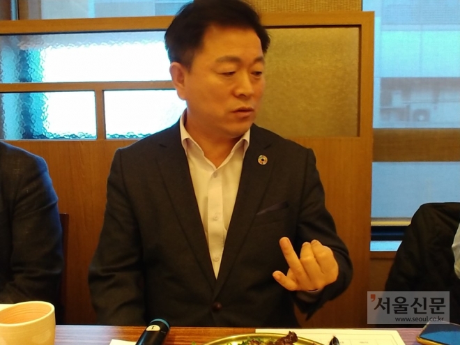 박승원 광명시장이 언론인들과 간담회에서 구로차량기지 광명 이전문제 등 현안에 대해 설명하고 있다.