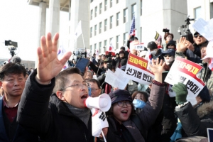 폭행 난무한 ‘국회 난장판’ 사태 옹호하는 한국당 지도부