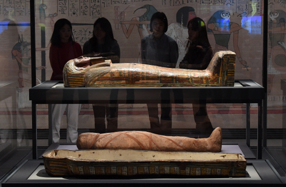 16일 서울 국립중앙박물관에 개관한 세계문화관 이집트실을 찾은 관람객들이 제작된 지 약 2700년쯤 된 토티르데스의 관을 살펴보고 있다. 오장환 기자 5zzang@seoul.co.kr