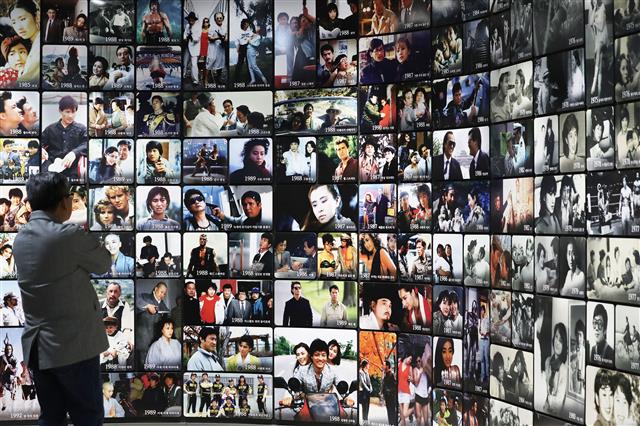 지난 10월 23일 서울 종로구 단성사 영화역사관 개관식에서 한 참석자가 영화 속 장면들로 구성한 한국영화 100년 기념 전시물을 보고 있다. 연합뉴스