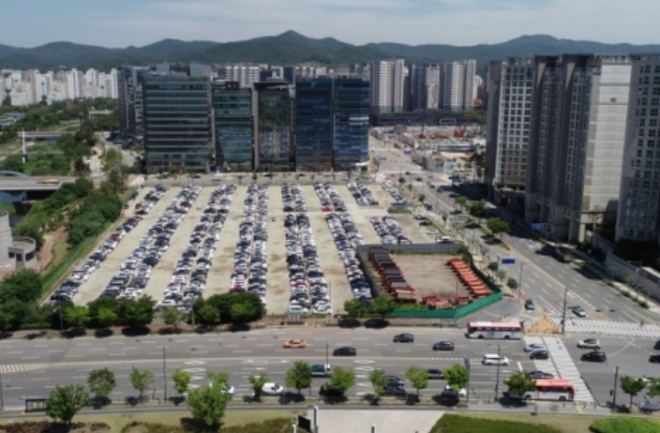 성남시 분당구 삼평동 641 일원 시유지 2만5719.9㎡ 판교구청 예정부지는 일반업무시설용지로 현재 임시주차장으로 사용되고 있다. 감정평가액은 8094억여원으로 ㎡당 3147만원이다. 판교제1테크노밸리,신분당선 판교역과 인접한 노른자위 땅으로 실제 매매가는 1조원도 넘을 수 있을 것이라는 전망이 나온다.                성남시 제공 