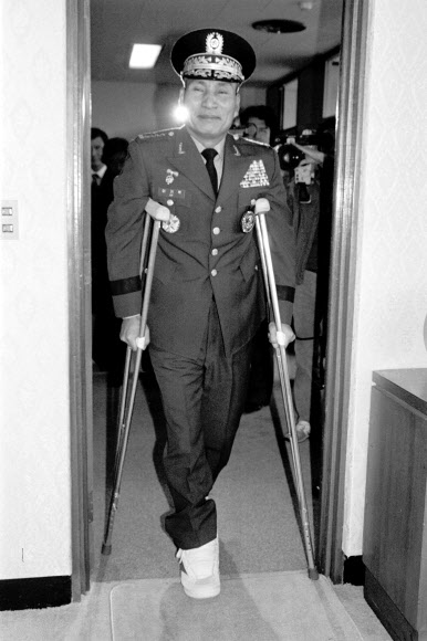 1983년 북한의 ‘아웅산 테러’ 당시 기사회생한 이기백 전 국방부 장관이 16일 별세했다. 당시 합참의장이었던 이 전 장관이 다친 다리를 치료받은 뒤 국방부에 처음 출근하는 모습. 연합뉴스