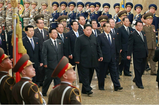 김정은 북한 국무위원장이 김정일 국방위원장의 8주기를 맞아 금수산태양궁전을 참배했다고 조선중앙통신이 17일 보도했다. 앞줄 왼쪽부터 김재룡 내각총리, 최룡해 국무위원회 제1부위원장, 김정은, 박봉주 국무위원회 부위원장. 2019.12.17 연합뉴스