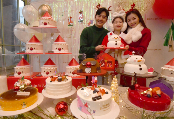 17일 서울 뚜레쥬르 제일제당 사옥점에서 홍보모델이 크리스마스 홈파티용 케이크를 선보이고 있다. 2019.12.17 박지환기자 popocar@seoul.co.kr