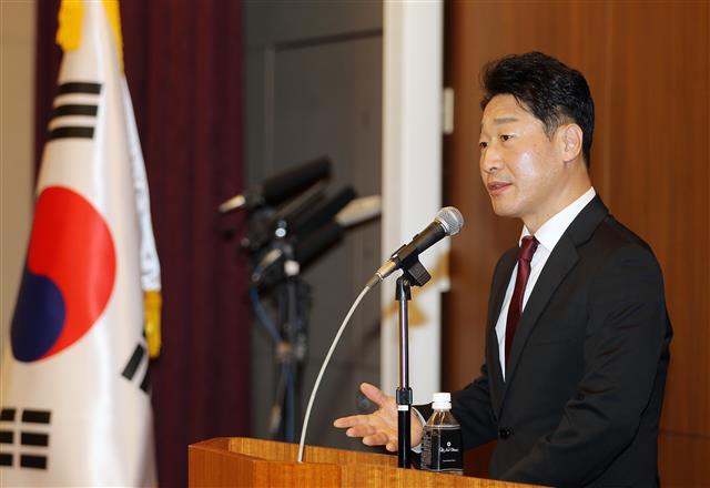 이호현 산업통상자원부 무역정책관이 16일 일본 도쿄 주일본대한민국대사관 대강당에서 ‘제7차 한일 수출관리정책대화’ 결과 브리핑을 하고 있다. 2019.12.17 산업통상자원부 제공