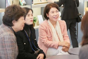 수다 떨러 도서관에 간다… 고정관념 깬 양재도서관