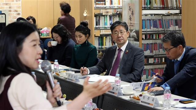 지난 11일 서울 마포구 노고산동 해오름작은도서관을 찾은 박양우(오른쪽 두 번째) 문화체육관광부 장관이 김은천 도서관장의 설명에 귀기울이고 있다. 박 장관은 이날 작은도서관 운영강화 계획 등을 밝히면서, 작은도서관들이 양적으로는 성장했지만 질적으로는 미흡하다는 지적에 대한 해법을 논의했다. 문화체육관광부 제공