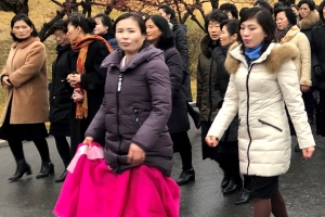 [포토] 멋쟁이 평양여성들 ‘따뜻한 패딩’ 입고 김정일 동상으로