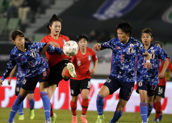 여자축구대표팀 최유리(왼쪽 두 번째)가 17일 부산 구덕운동장에서 열린 일본과의 동아시아축구연맹(EAFF) E-1 챔피언십 여자부 최종전에서 상대의 거친 제지를 뚫고 힘겹게 문전 슈팅을 시도하고 있다. 부산 연합뉴스