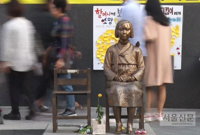 서울 종로구 옛 일본대사관 맞은편에 세워진 소녀상.