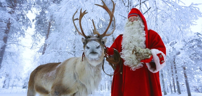 핀란드 라플란드 산타마을에 있는 산타와 순록 산타할아버지가 전 세계 아이들에게 하룻밤 동안 선물을 주기 위해서는 눈 깜짝할 사이에 이동하거나 양자역학 원리를 이용해야 한다. 아니면 여러 명의 산타나 여려 명의 요정의 도움을 받아 지역별로 선물을 배달하는지도 모른다. 사진은 핀란드 라플란드 산타마을에 있는 산타와 순록의 모습  핀란드 산타마을 제공