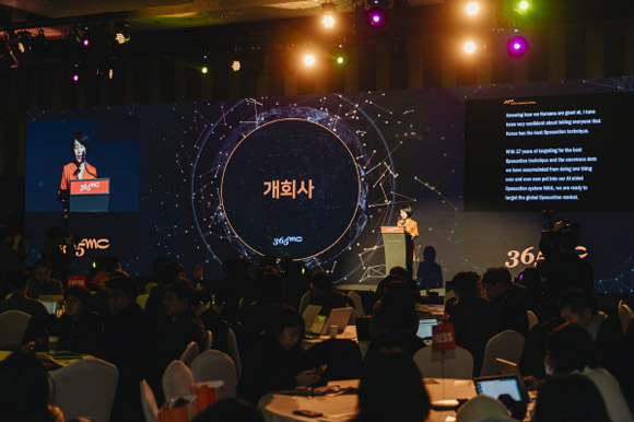 김하진 365mc대표원장협의회 회장이 17일 서울 워커힐호텔에서 열린 365mc 글로벌 진출 선포식에서 개회사를 하고 있다.