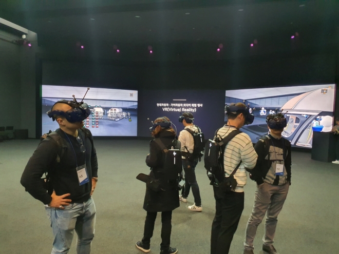취재진들이 지난 17일 경기 화성의 현대기아자동차그룹 남양기술연구소의 가상현실(VR) 디자인 품평장에서 장비를 착용한 채 VR을 체험하고 있다. 현대기아자동차그룹 제공